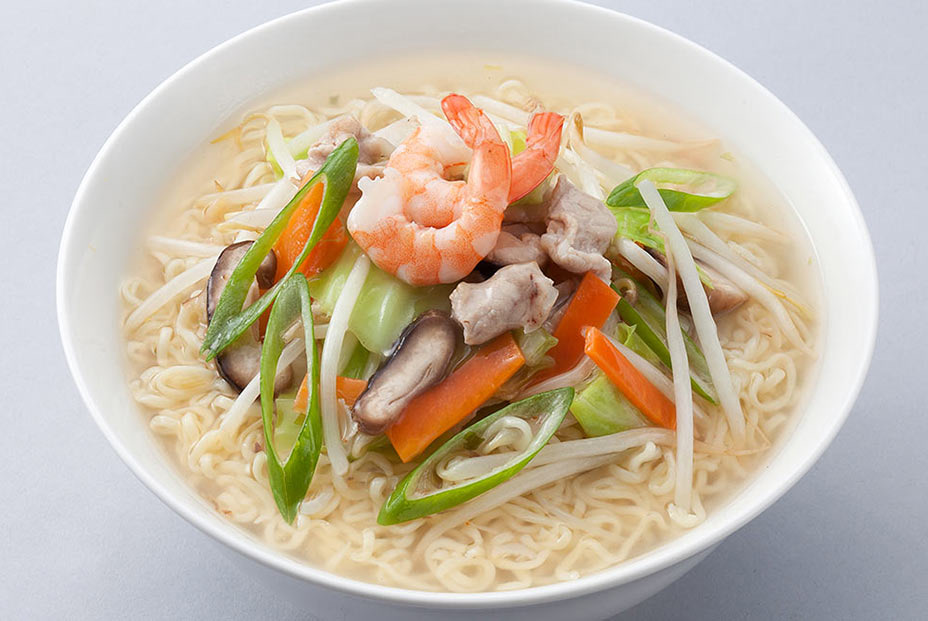 野菜と海老をのせた麺料理