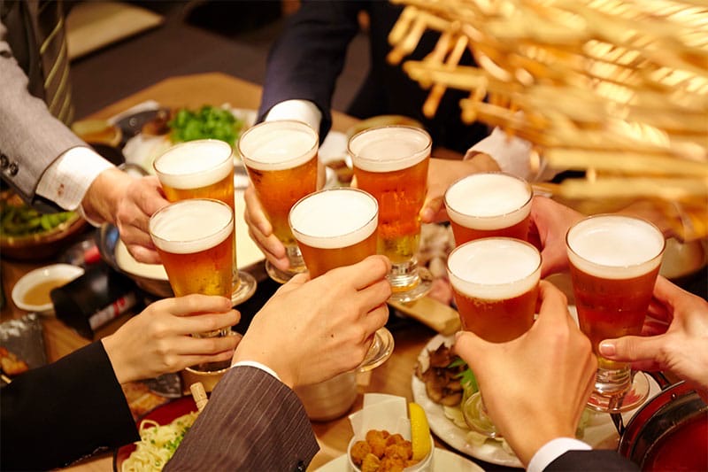 ビールで乾杯するグループ